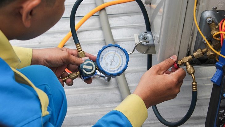Kiểm tra gas máy lạnh bằng đồng hồ đo gas chuyên dụng